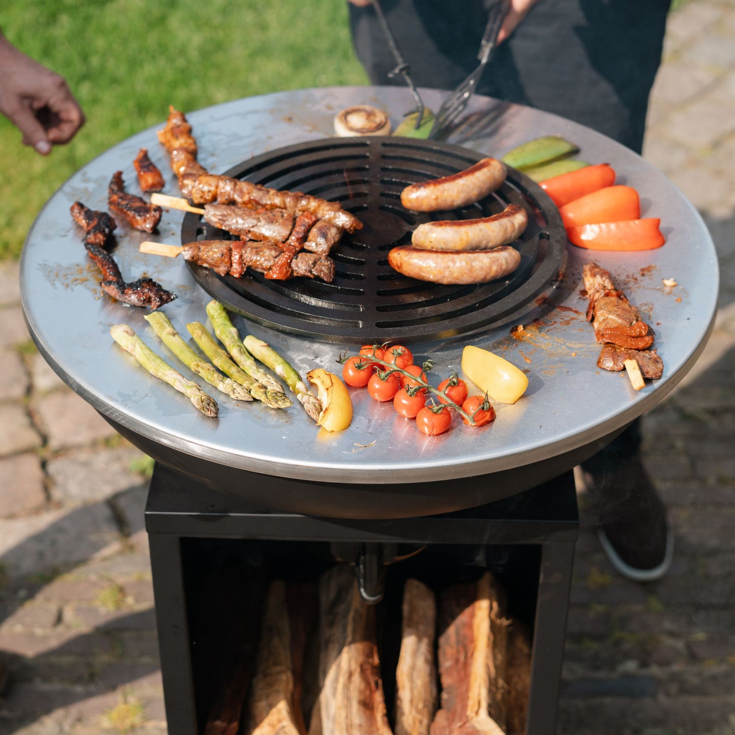 BBQ Plancha Grill Amigo - Con coperchio e contenitore per la legna Ø67cm