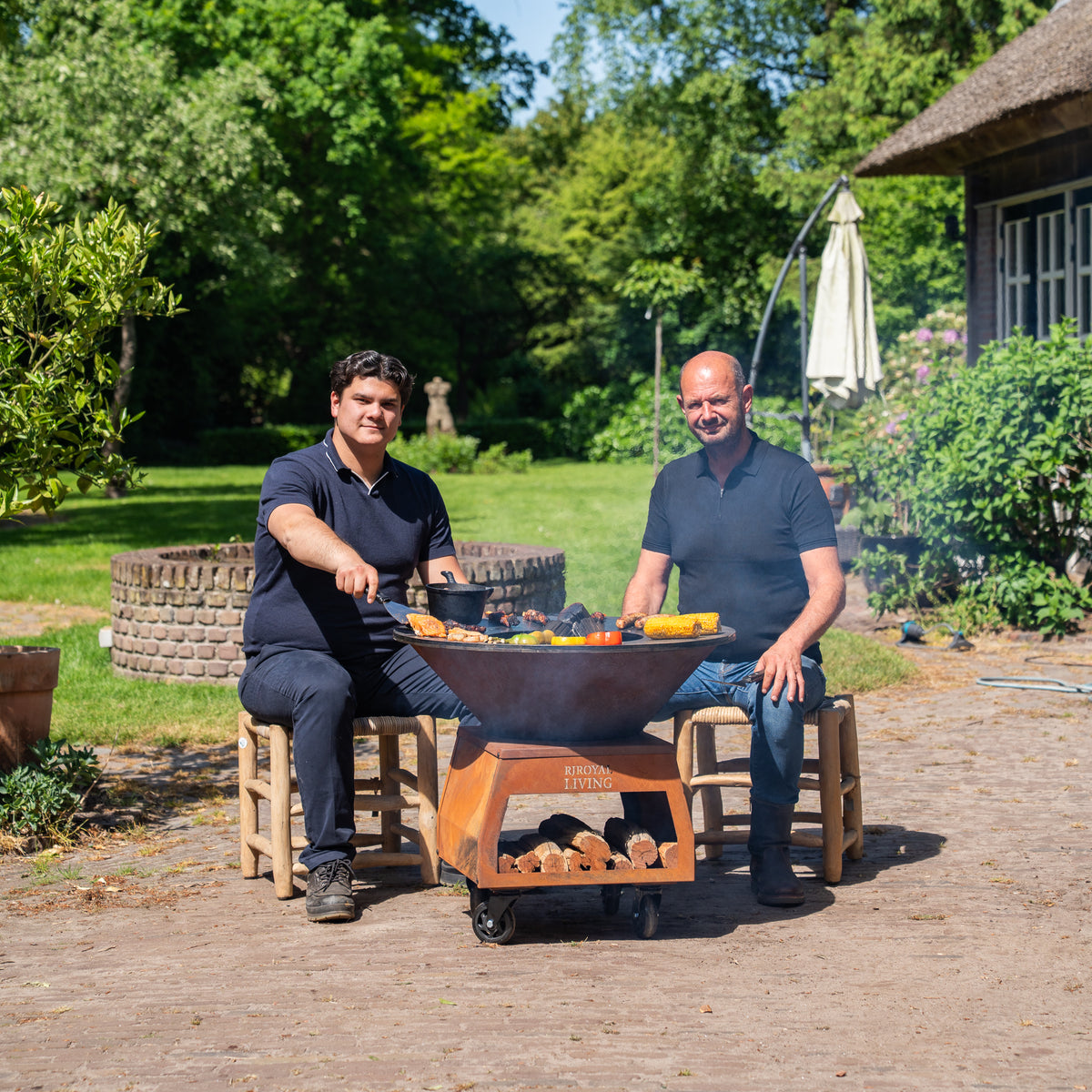 BBQ Plancha Grill Brasero Braciere in acciaio Corten con ruote grandi, contenitore per legna e teglia Ø80cm