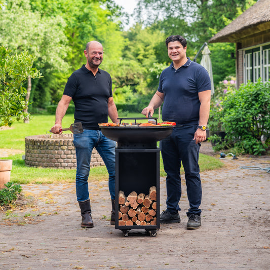 BBQ Plancha Grill Blackline 8mm Camarada 2.0 - Con attizzatoio e contenitore per la legna Ø70cm