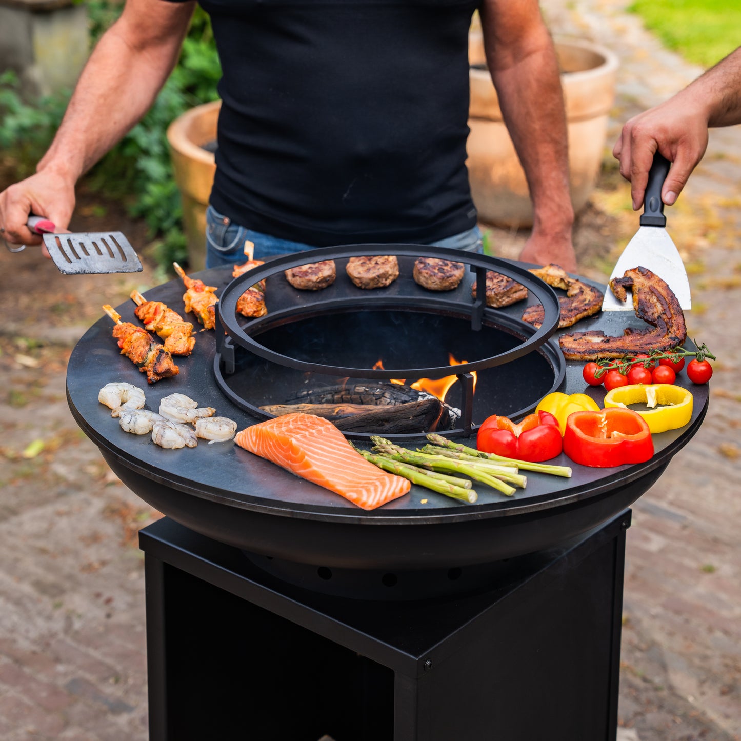 BBQ Plancha Grill Blackline 8mm Camarada 2.0 - Con attizzatoio e contenitore per la legna Ø70cm