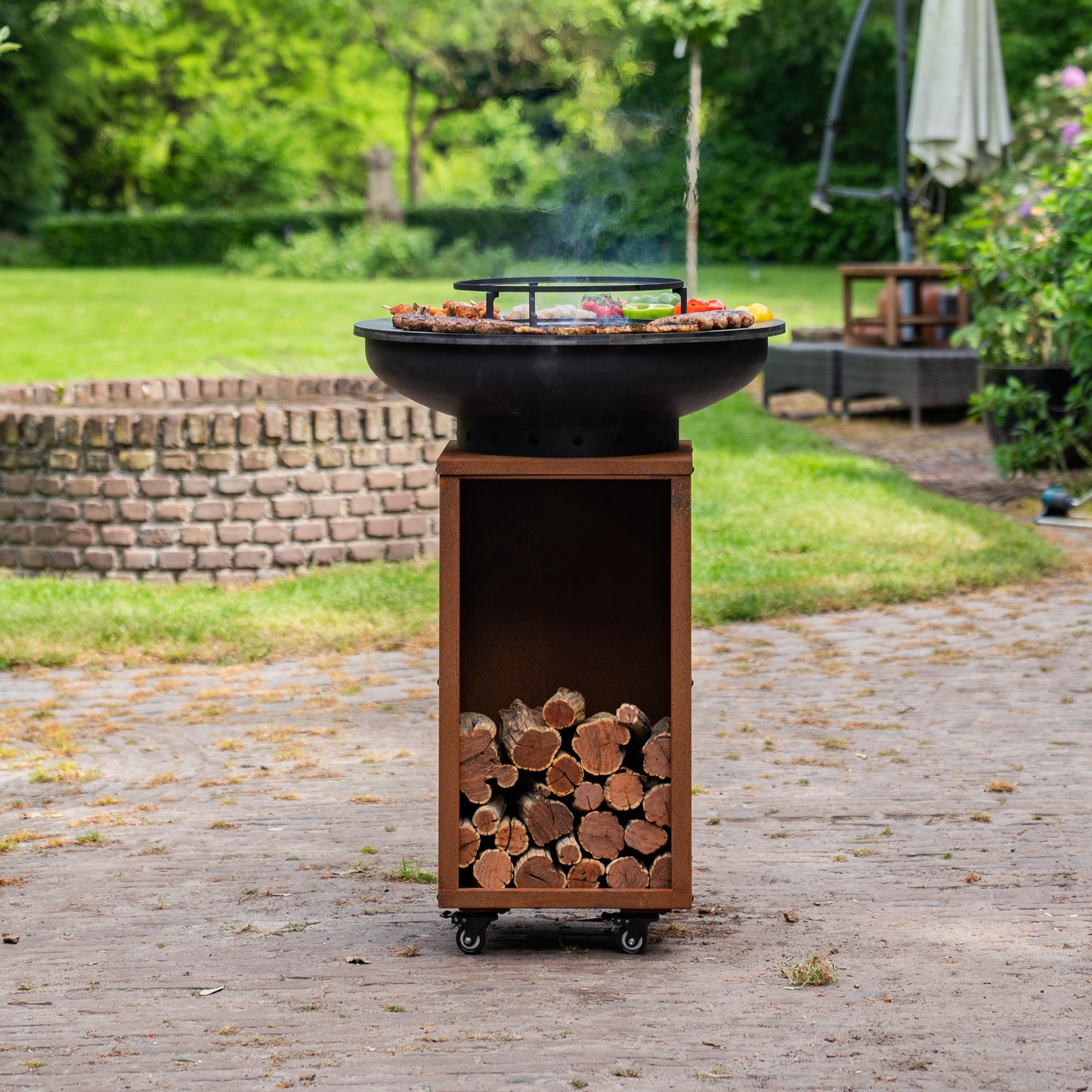 BBQ Plancha Grill Blackline Corten Steel 8mm Camarada 2.0 - Con attizzatoio e contenitore per legna Ø70cm