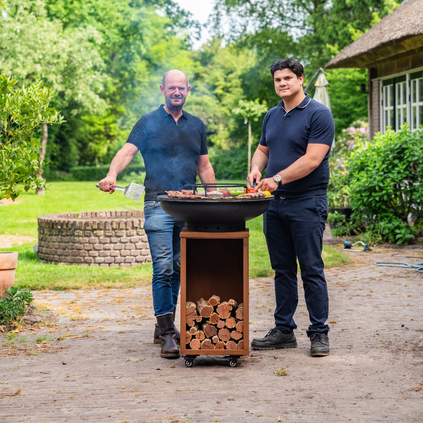 BBQ Plancha Grill Blackline Corten Steel 8mm Camarada 2.0 - Con attizzatoio e contenitore per legna Ø70cm