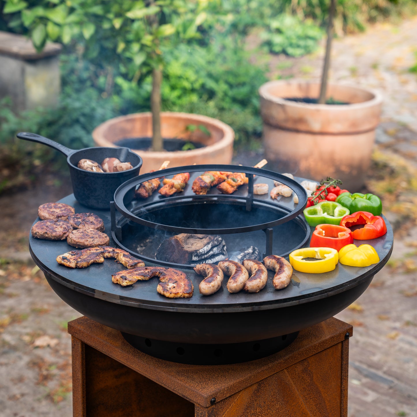 BBQ Plancha Grill Blackline Corten Steel 8mm Camarada 2.0 - Con attizzatoio e contenitore per legna Ø70cm