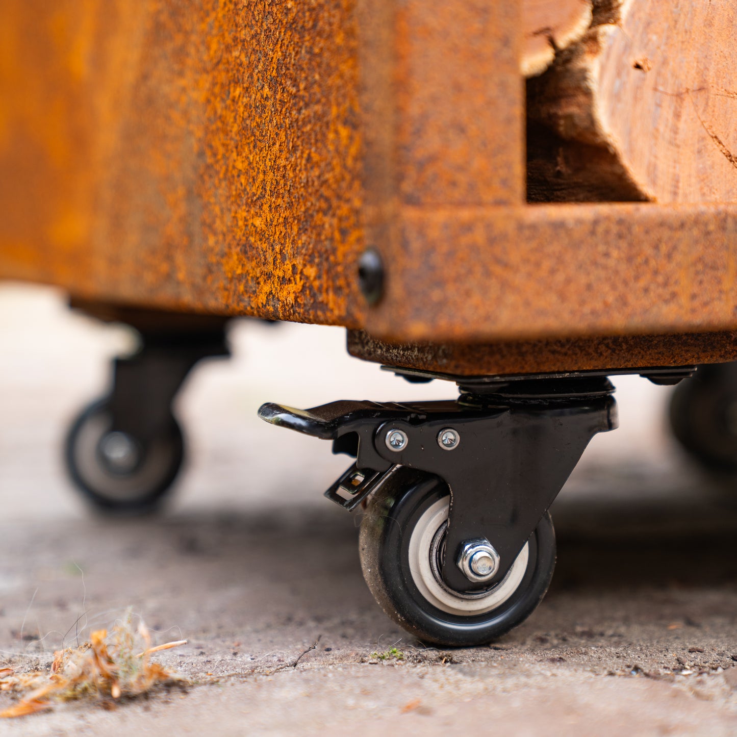 BBQ Plancha Grill Blackline Corten Steel 8mm Camarada 2.0 - Con attizzatoio e contenitore per legna Ø70cm