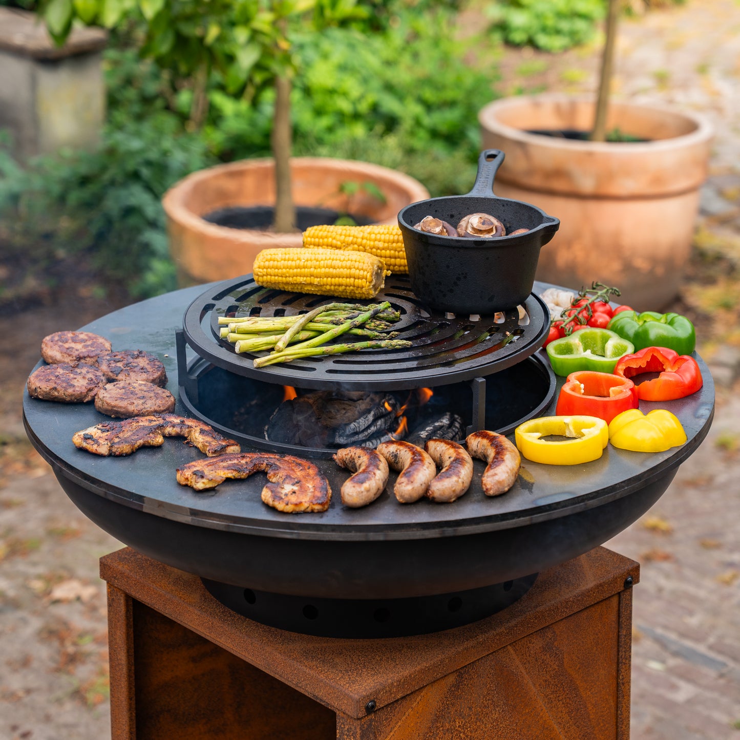 BBQ Plancha Grill Blackline Corten Steel 8mm Camarada 2.0 - Con attizzatoio e contenitore per legna Ø70cm