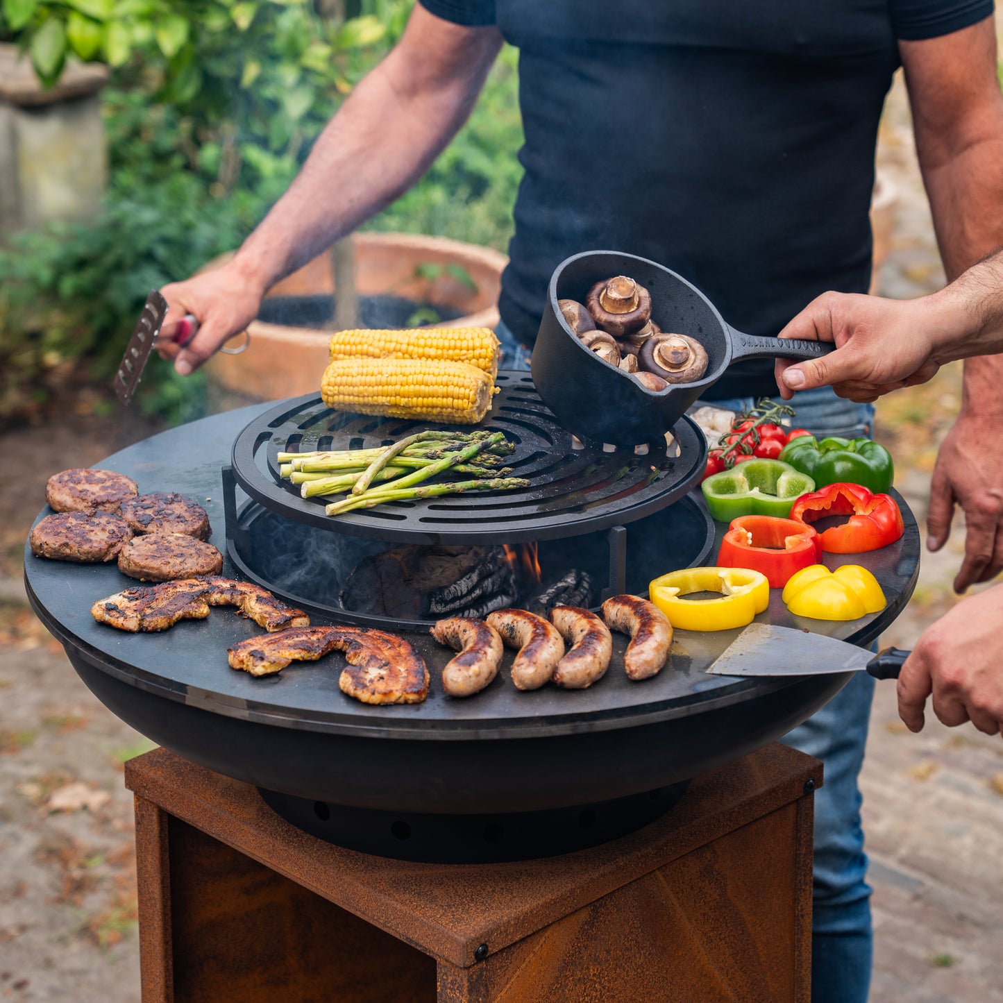 BBQ Plancha Grill Blackline Corten Steel 8mm Camarada 2.0 - Con attizzatoio e contenitore per legna Ø70cm