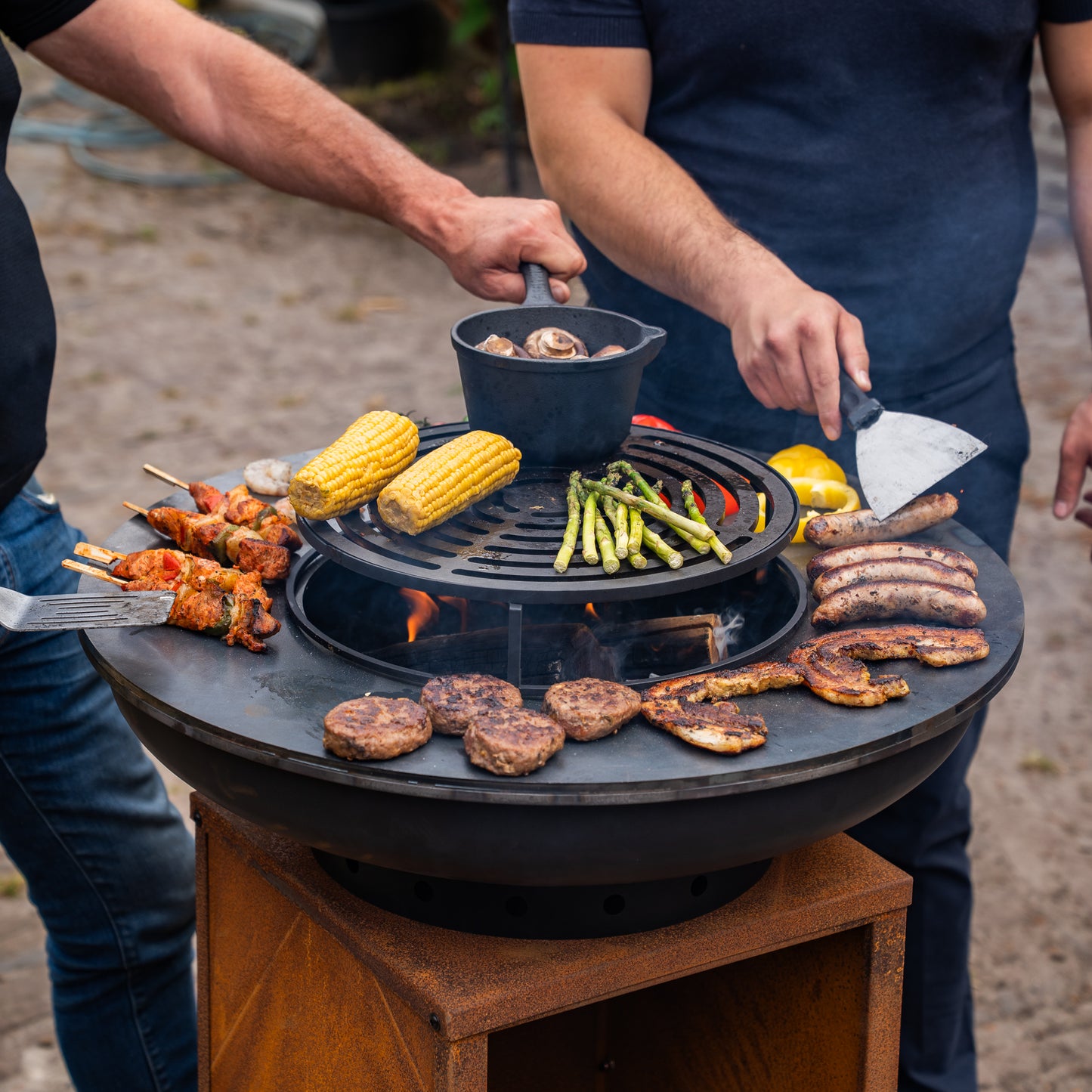 BBQ Plancha Grill Blackline Corten Steel 8mm Camarada 2.0 - Con attizzatoio e contenitore per legna Ø70cm