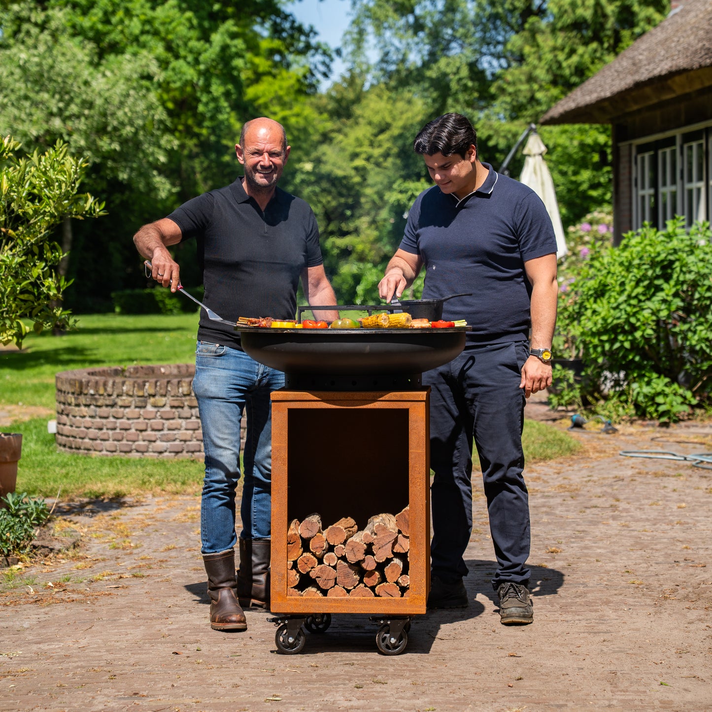 BBQ Plancha Grill Hermano XXL Blackline Acciaio Corten - Con attizzatoio e contenitore per la legna Ø80cm 8mm