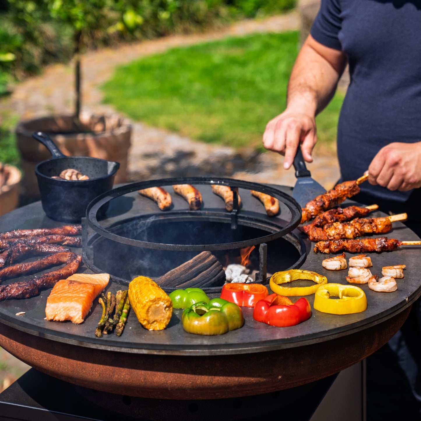 BBQ Plancha Grill Hermano XXL Acciaio Corten Blackline - Con attizzatoio e contenitore per la legna Ø80cm 8mm
