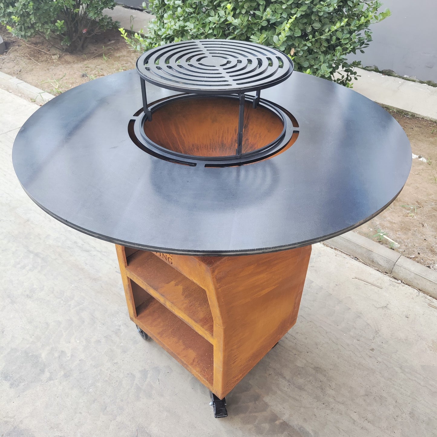 BBQ Plancha Grill Maestro XXXL Ø100cm Acciaio Corten - Con ruote grandi e contenitore per la legna