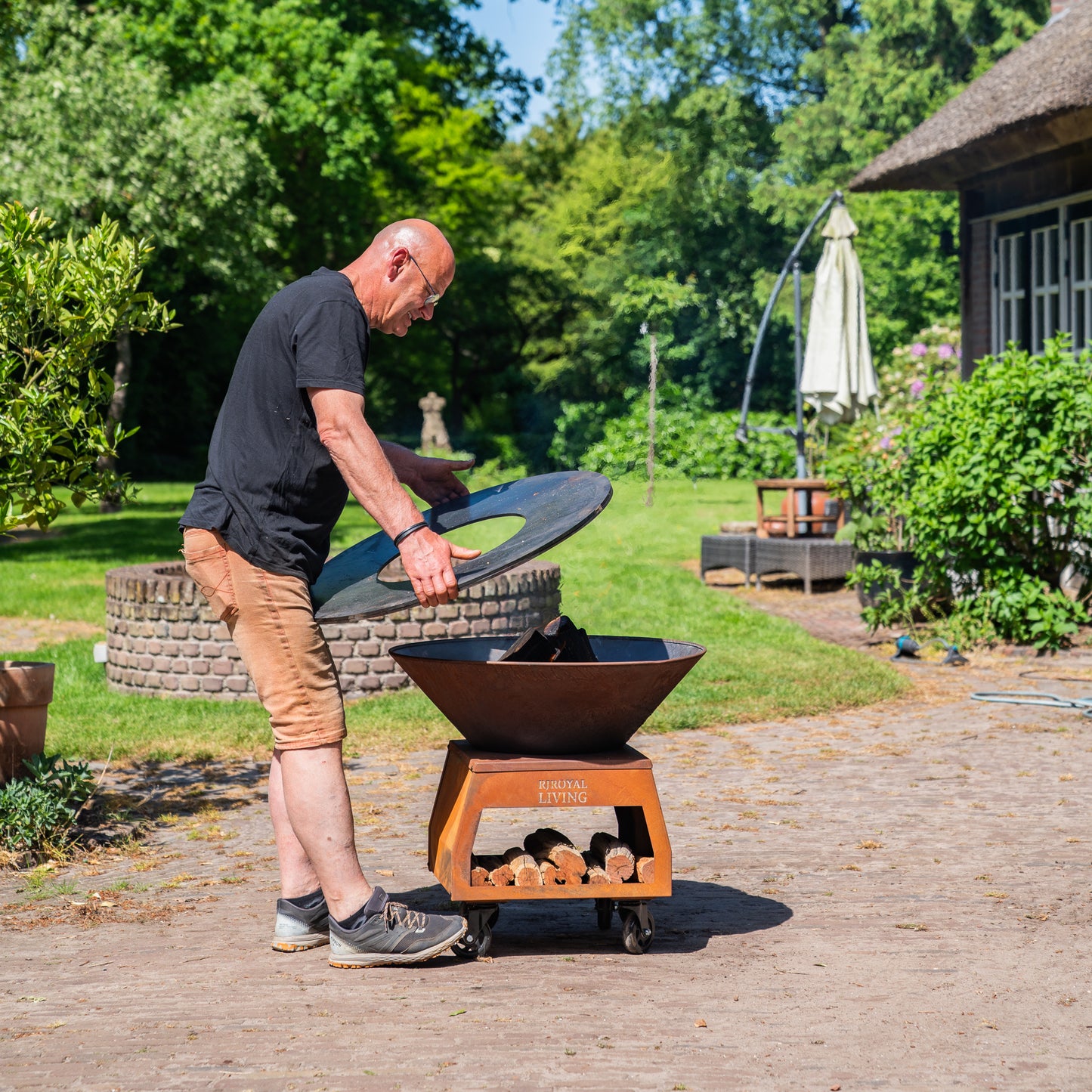 BBQ Plancha Grill Brasero Braciere in acciaio Corten con ruote grandi, contenitore per legna e teglia Ø80cm 