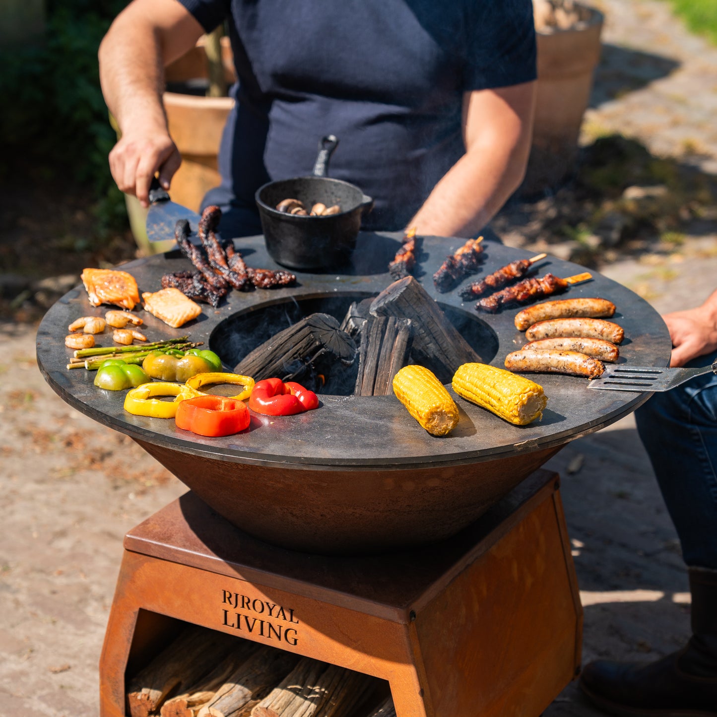 BBQ Plancha Grill Brasero Braciere in acciaio Corten con ruote grandi, contenitore per legna e teglia Ø80cm 