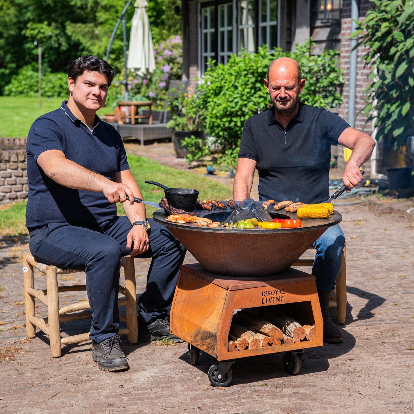 BBQ Plancha Grill Brasero Braciere in acciaio Corten con ruote grandi, contenitore per legna e teglia Ø80cm 