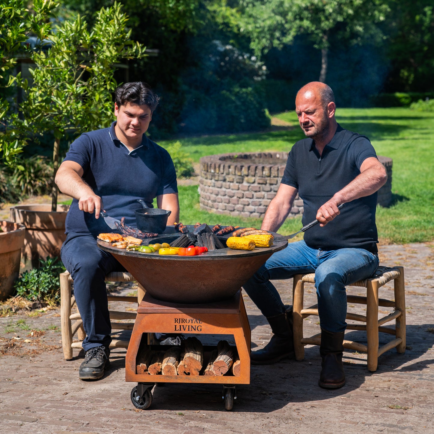 BBQ Plancha Grill Brasero Braciere in acciaio Corten con ruote grandi, contenitore per legna e teglia Ø80cm 