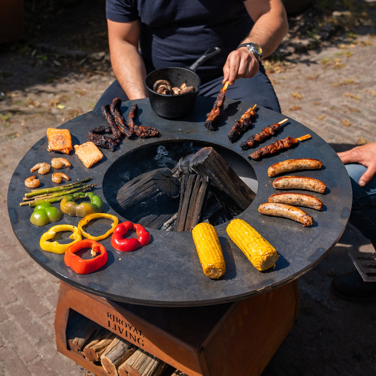 BBQ Plancha Grill Brasero Braciere in acciaio Corten con ruote grandi, contenitore per legna e teglia Ø80cm 