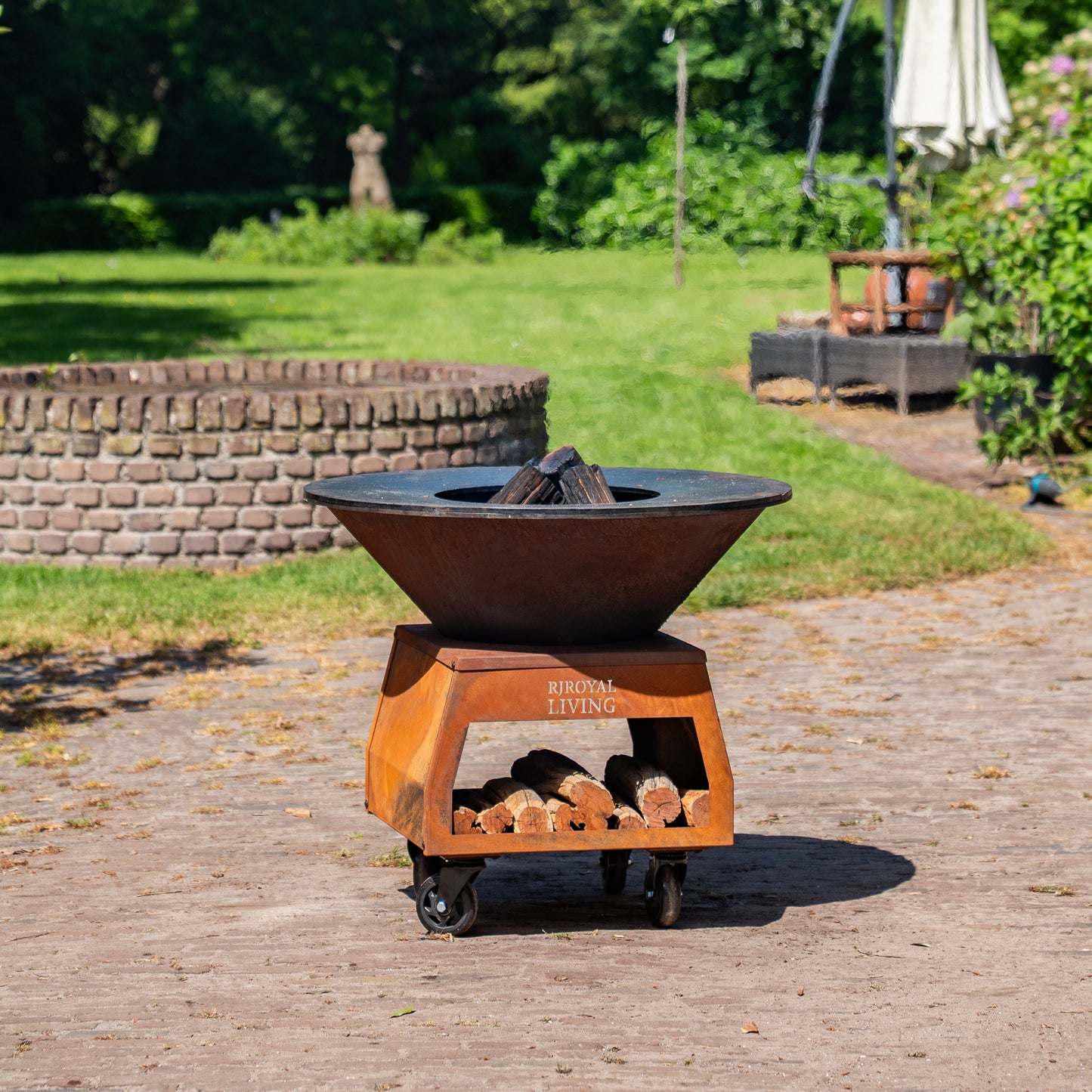 BBQ Plancha Grill Brasero Braciere in acciaio Corten con ruote grandi, contenitore per legna e teglia Ø80cm 