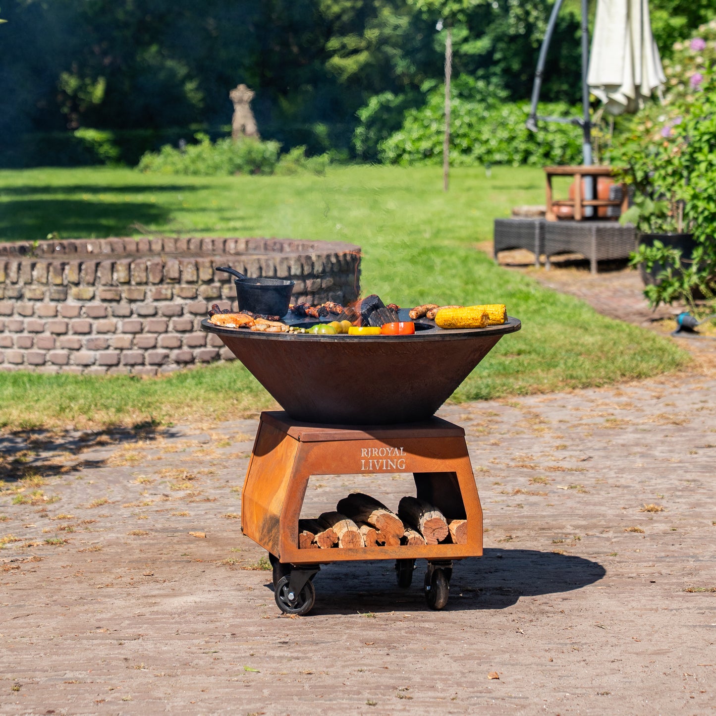 BBQ Plancha Grill Brasero Braciere in acciaio Corten con ruote grandi, contenitore per legna e teglia Ø80cm 