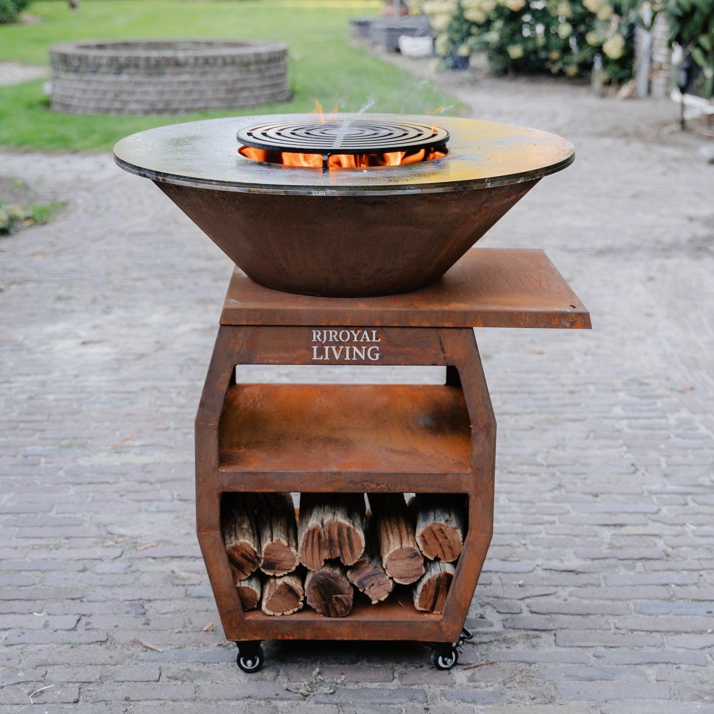 BBQ Plancha Grill Compañero XXL Acciaio Corten 1.0 - Con coperchio e portalegna Ø80cm