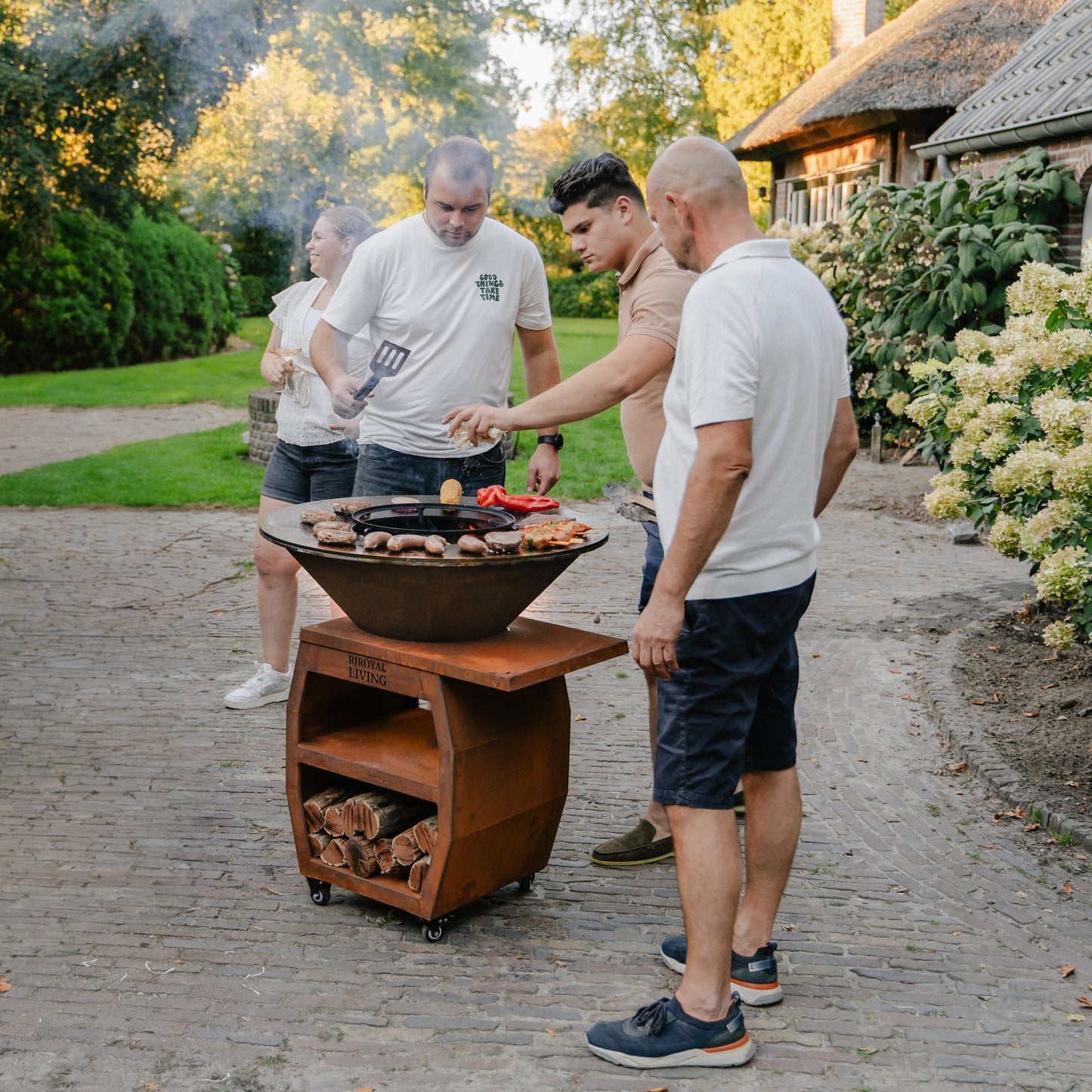 BBQ Plancha Grill Compañero XXL Acciaio Corten 1.0 - Con coperchio e portalegna Ø80cm