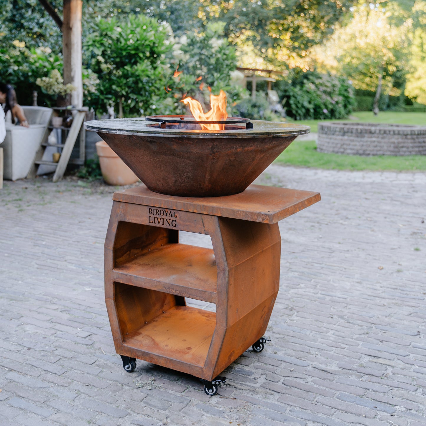 BBQ Plancha Grill Compañero XXL Acciaio Corten 1.0 - Con coperchio e portalegna Ø80cm