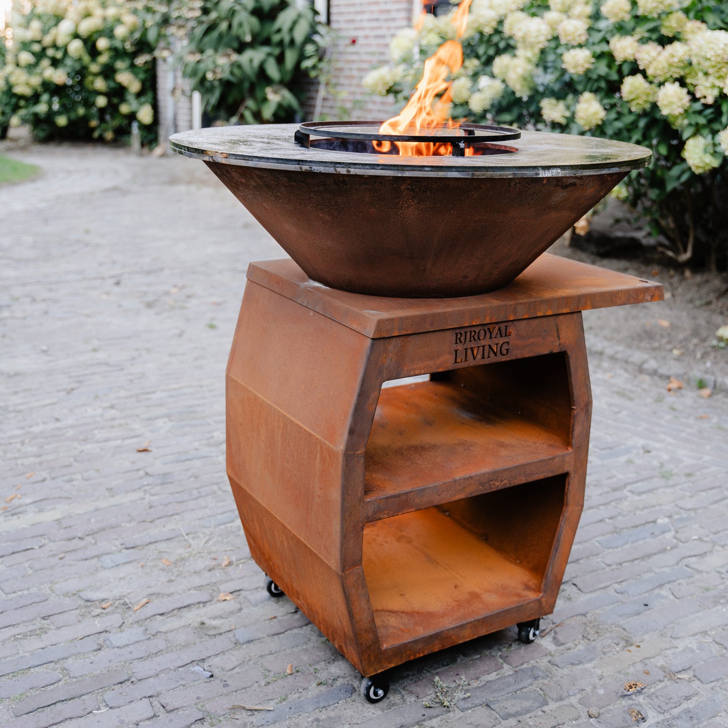 BBQ Plancha Grill Compañero XXL Acciaio Corten 1.0 - Con coperchio e portalegna Ø80cm