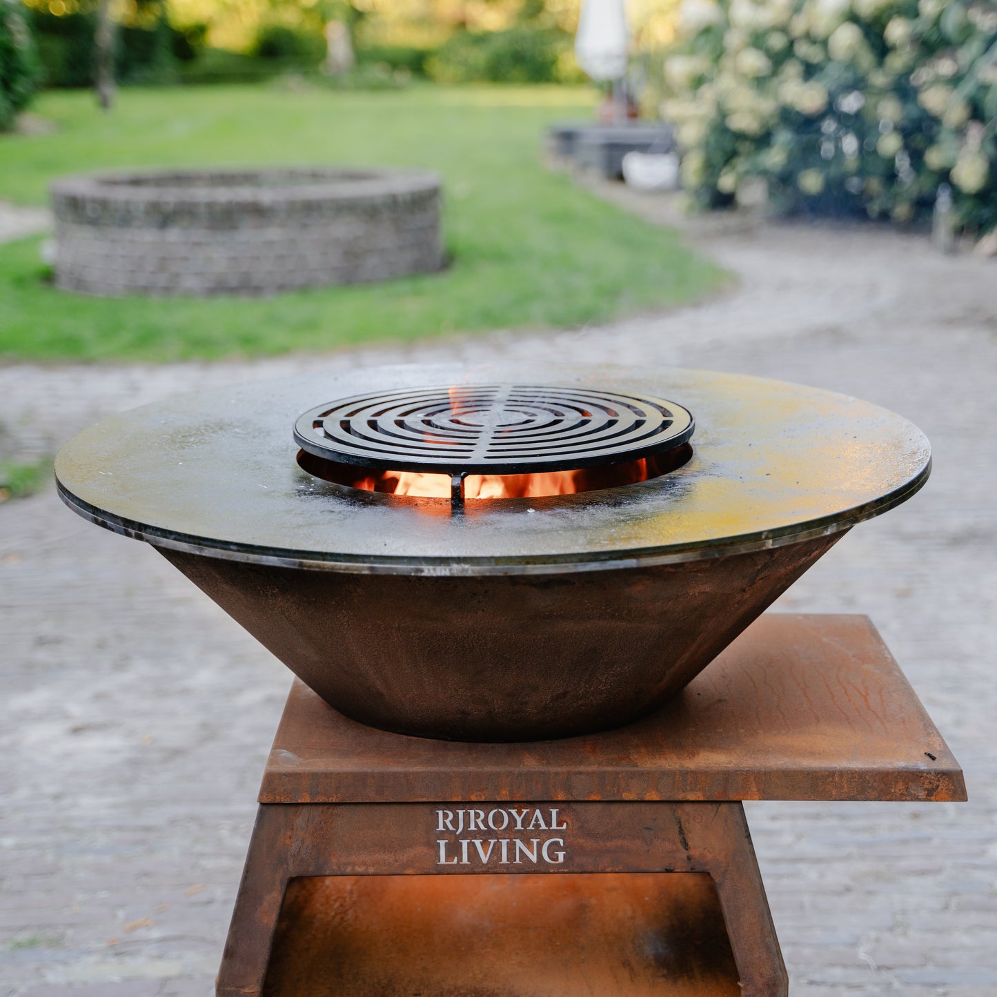 BBQ Plancha Grill Compañero XXL Acciaio Corten 1.0 - Con coperchio e portalegna Ø80cm