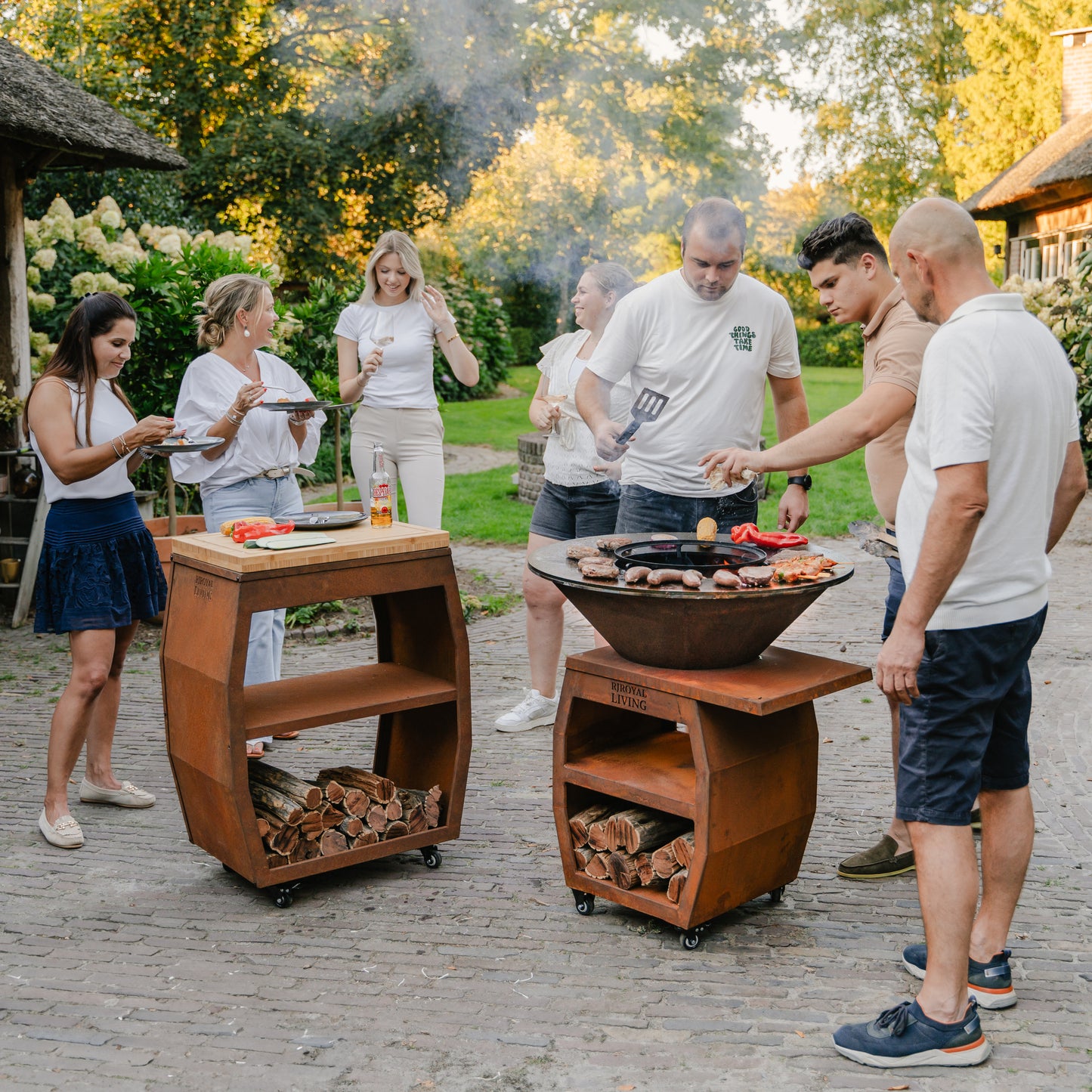BBQ Plancha Grill Compañero XXL Acciaio Corten 1.0 - Con coperchio e portalegna Ø80cm