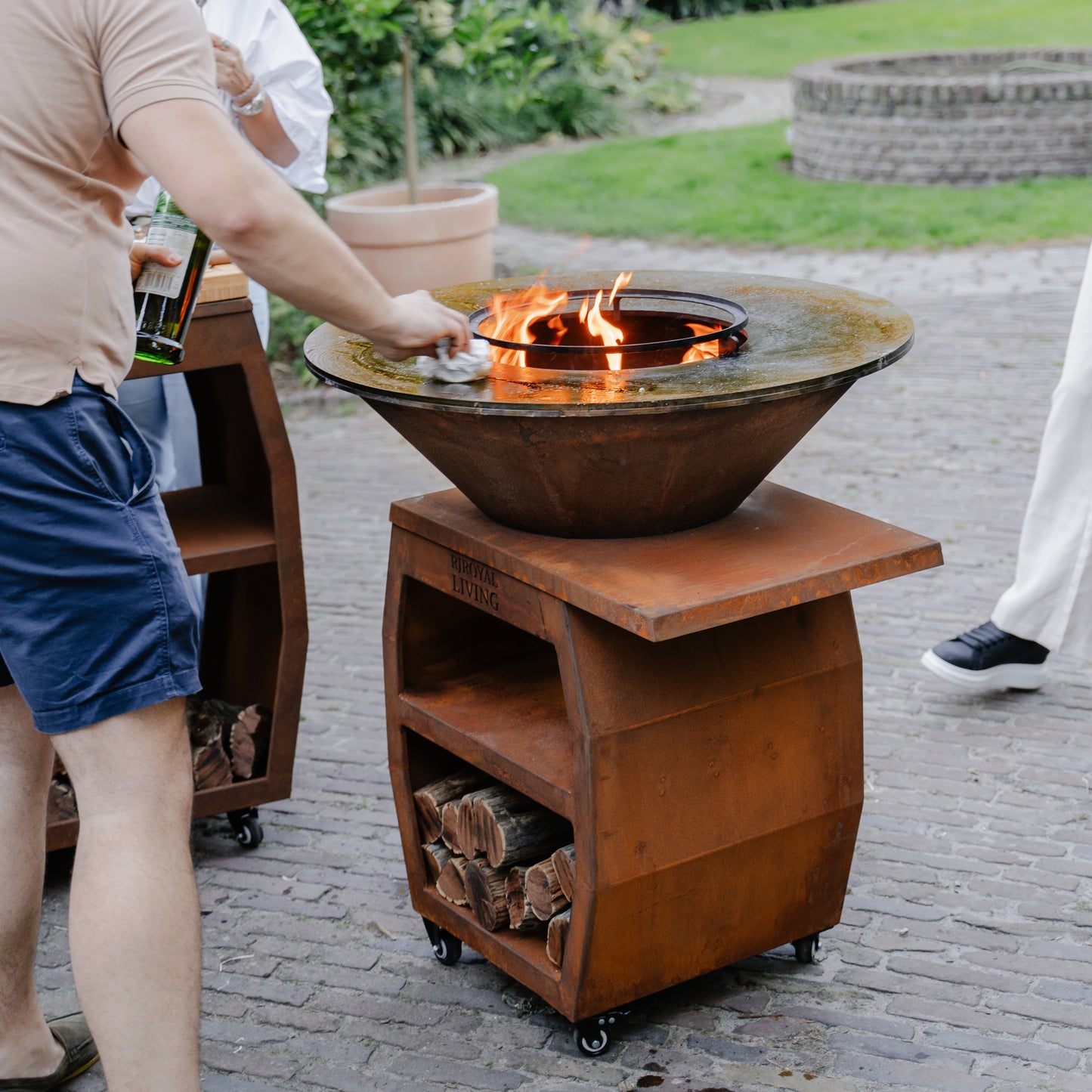 BBQ Plancha Grill Compañero XXL Acciaio Corten 1.0 - Con coperchio e portalegna Ø80cm