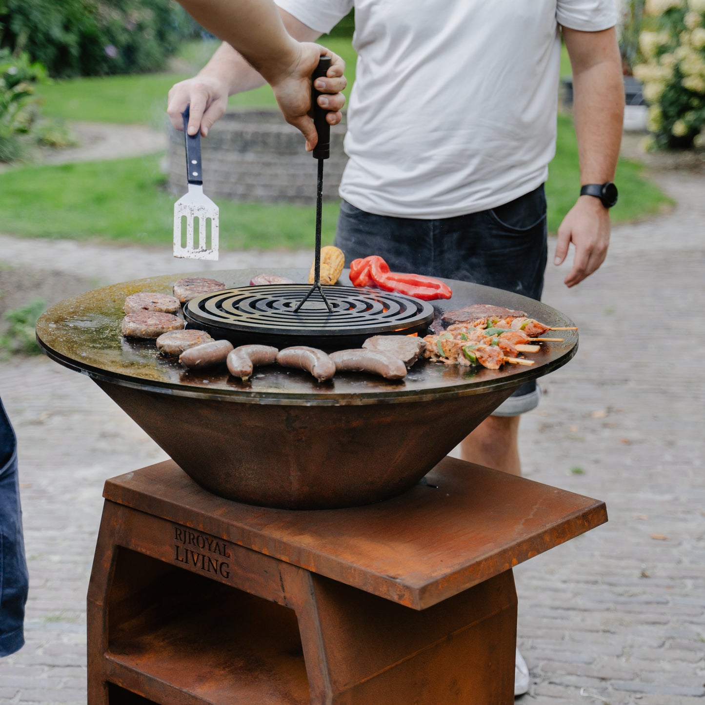 BBQ Plancha Grill Compañero XXL Acciaio Corten 1.0 - Con coperchio e portalegna Ø80cm