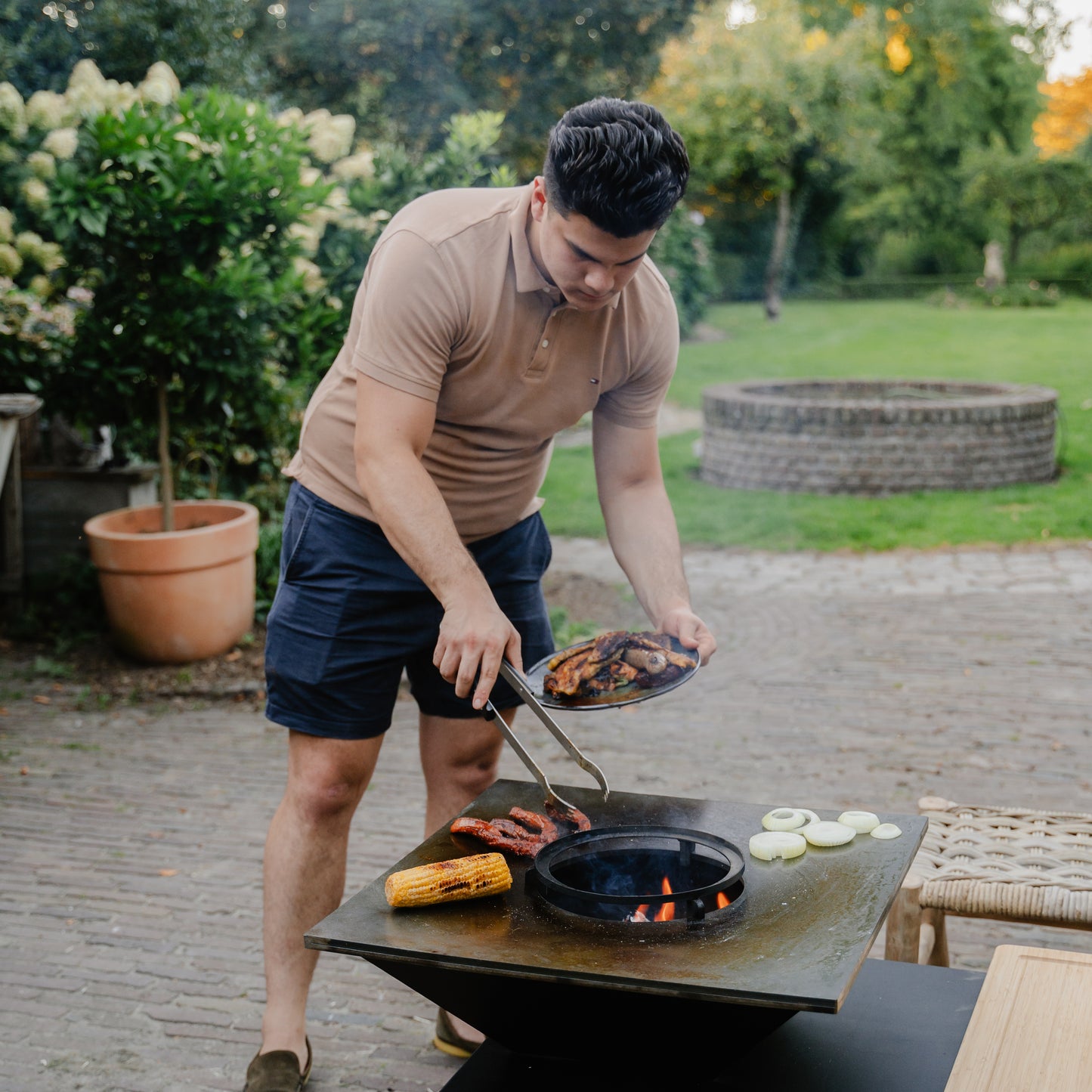 BBQ Plancha Grill Compañía - con coperchio e porta legna 60Ø - Con tagliere 