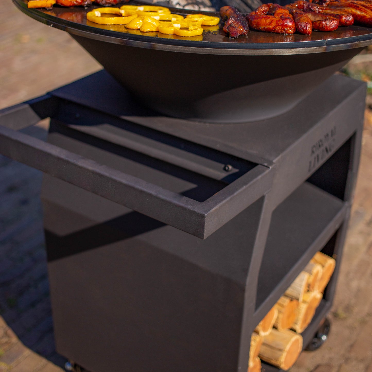 Griglia Plancha BBQ Maestro Ø70 cm Blackline - Con ruote grandi e vano porta legna
