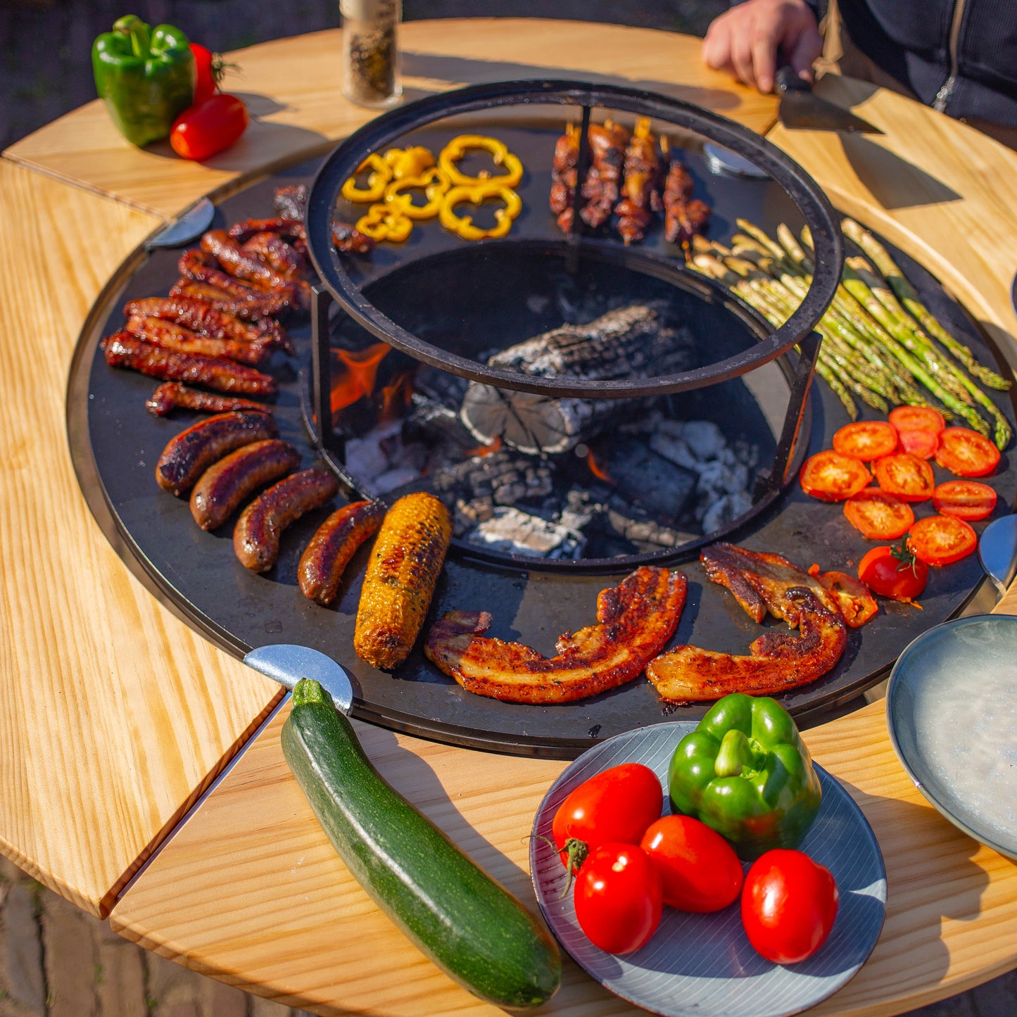 BBQ Plancha Grill Maestro XXXL Ø70cm Acciaio verniciato a polvere nero - Con ruote grandi e contenitore per la legna