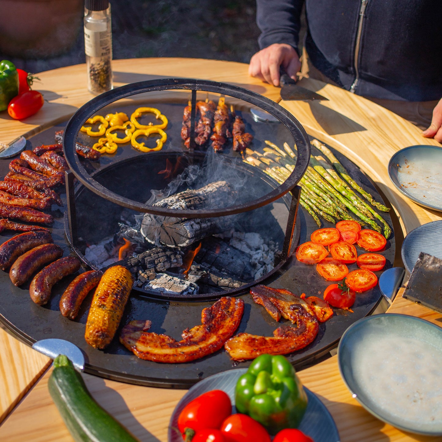 BBQ Plancha Grill Maestro XXXL Ø70cm Acciaio verniciato a polvere nero - Con ruote grandi e contenitore per la legna