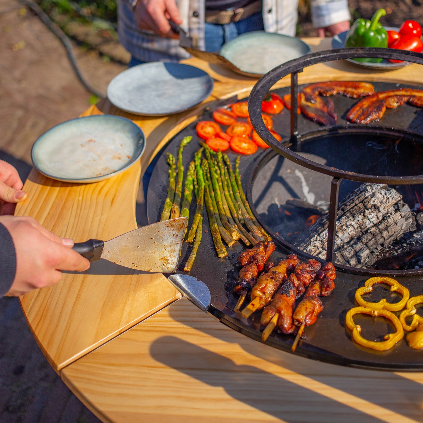BBQ Plancha Grill Maestro XXXL Ø70cm Acciaio verniciato a polvere nero - Con ruote grandi e contenitore per la legna