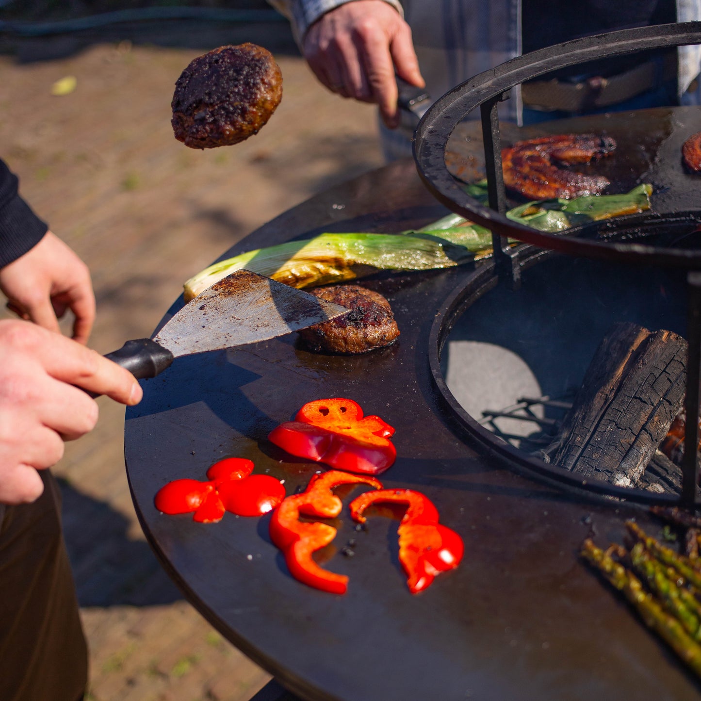 Griglia Plancha BBQ Maestro XXL Ø80 cm Blackline - Con attizzatoio e vano porta legna