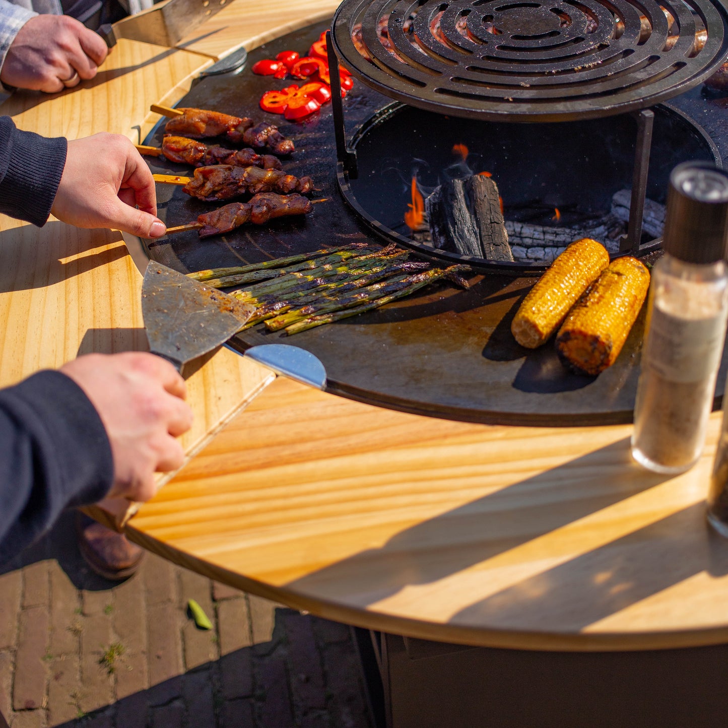BBQ Plancha Grill Maestro XXXL Ø100cm Acciaio Corten - Con ruote grandi e contenitore per la legna