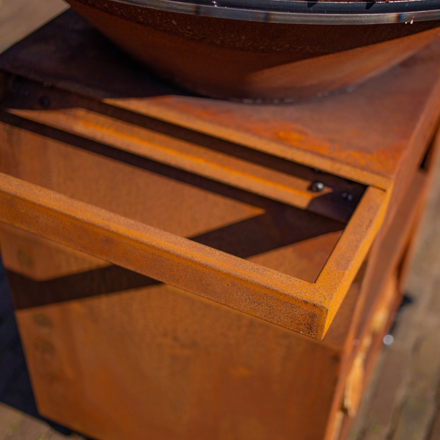 BBQ Plancha Grill Maestro XXXL Ø70cm Acciaio Corten - Con ruote grandi e contenitore per la legna