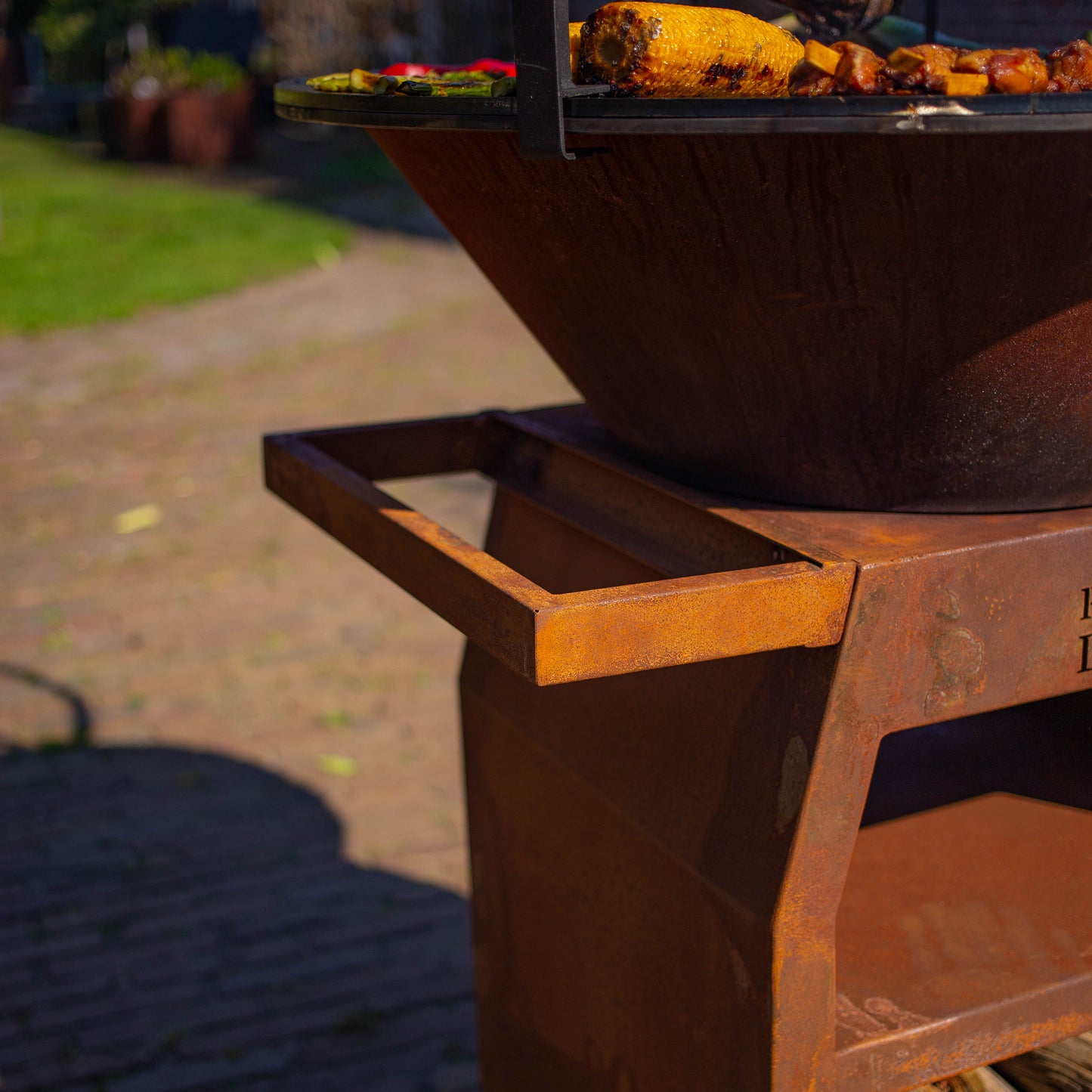 BBQ Plancha Grill Maestro XXXL Ø80cm Acciaio Corten - Con ruote grandi e contenitore per la legna
