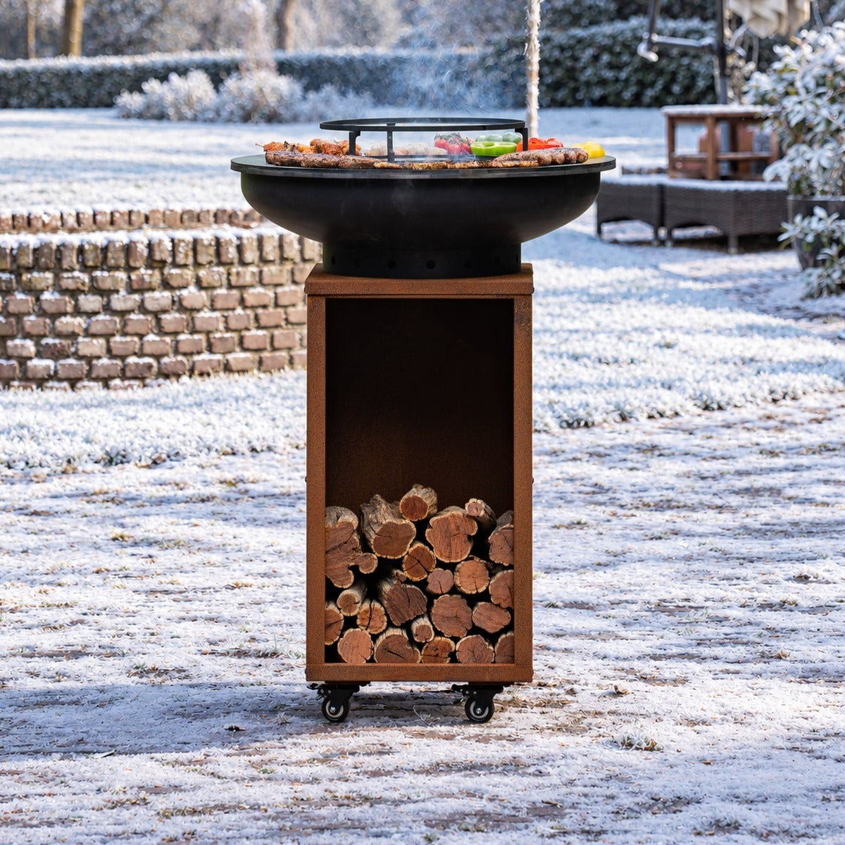 BBQ Plancha Grill Blackline Corten Steel 8mm Camarada 2.0 - Con attizzatoio e contenitore per legna Ø70cm