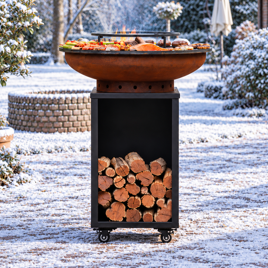 RJRoyal Living Camarada 2.0 70 cm met Corten vuurschaal en zwart onderstel in besneeuwde tuin
