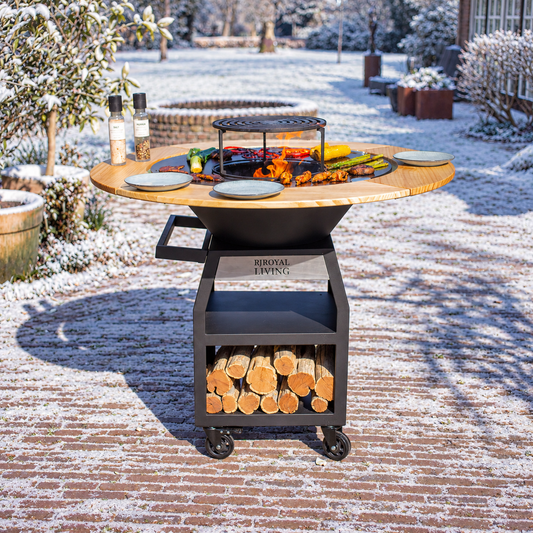 RJRoyal Living Maestro Smokeless XXL 80 Blackline met Mesa in besneeuwde tuin