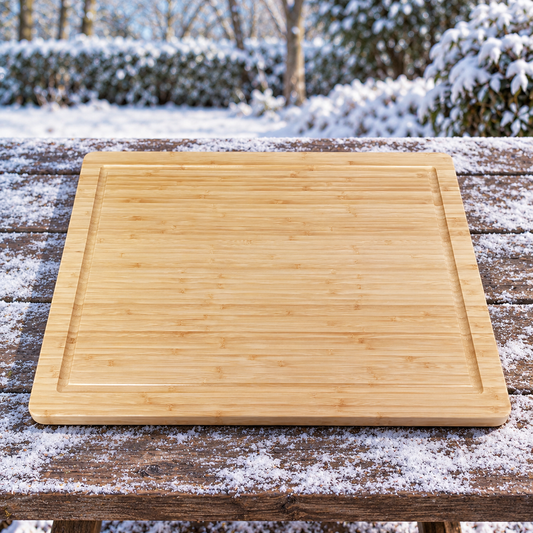 RJRoyal Living houten snijplank Tabla Cortar van 60 x 45 cm op een buitentafel in winterse tuin